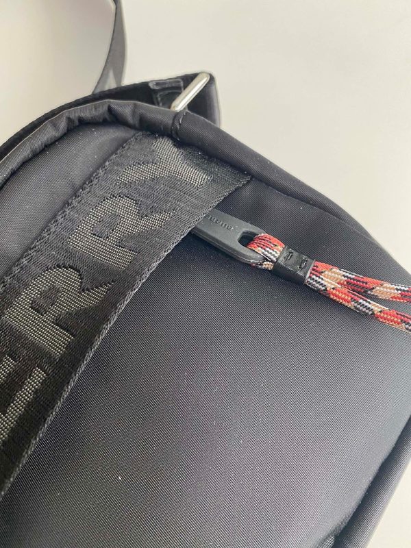 日本未入荷バーバリー ショルダーバッグ コピーロゴ ディテール クロスボディ バッグ 80256691 - 画像 (4)