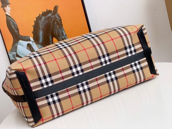 関送込 バーバリー ポケットバッグ 偽物 アウトドア旅行 チェック リバーシブルバッグ Bad97501 - 画像 (4)