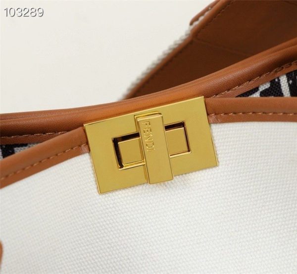 超話題!フェンディ ピーカブー アイシーユー 偽物 ミディアム キャンバス バッグ fea79588 - 画像 (2)