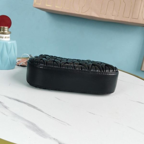 累積売上総額第１位！ミュウミュウ コピー マテラッセナッパレザー バッグ myj56513 - 画像 (5)