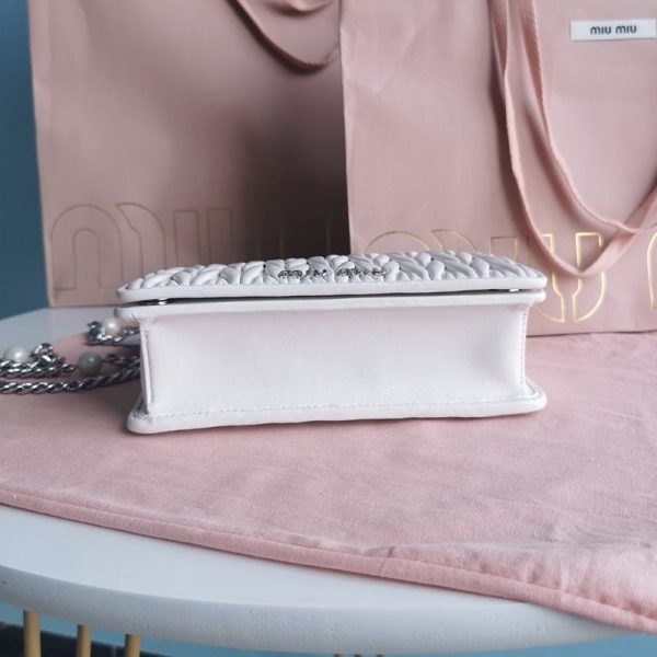 人気No1ミュウミュウ 偽物 キルティングナッパレザーのミニバッグ myw69555 - 画像 (9)