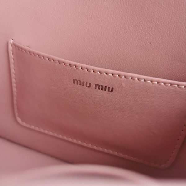 完売必至ミュウミュウ 偽物 キルティングナッパレザーのミニバッグ myf75824 - 画像 (7)