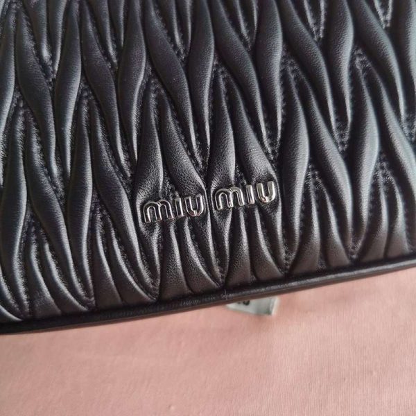 入手困難ミュウミュウ 偽物 マテラッセナッパレザー パール付き ショルダーバッグ myl79668 - 画像 (5)