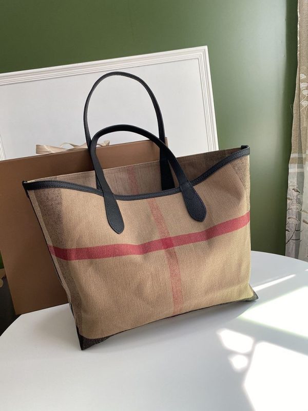 関送込 バーバリー ポケットバッグ 偽物 アウトドア旅行 チェック リバーシブルバッグ Bag40122 - 画像 (5)