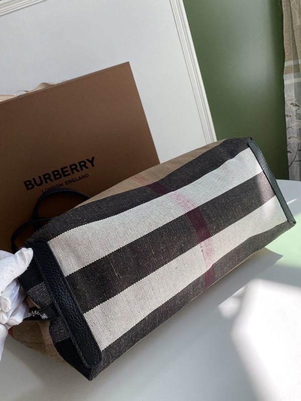 関送込 バーバリー ポケットバッグ 偽物 アウトドア旅行 チェック リバーシブルバッグ Bag40122 - 画像 (4)