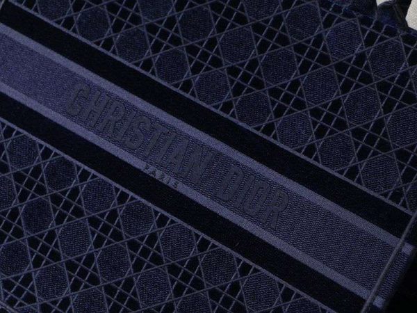 完売必至ディオール ブックトート 偽物 カナージュ エンブロイダリー 2サイズ deg83161 - 画像 (3)