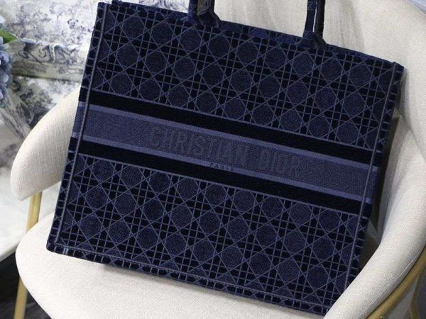 完売必至ディオール ブックトート 偽物 カナージュ エンブロイダリー 2サイズ deg83161 - 画像 (2)
