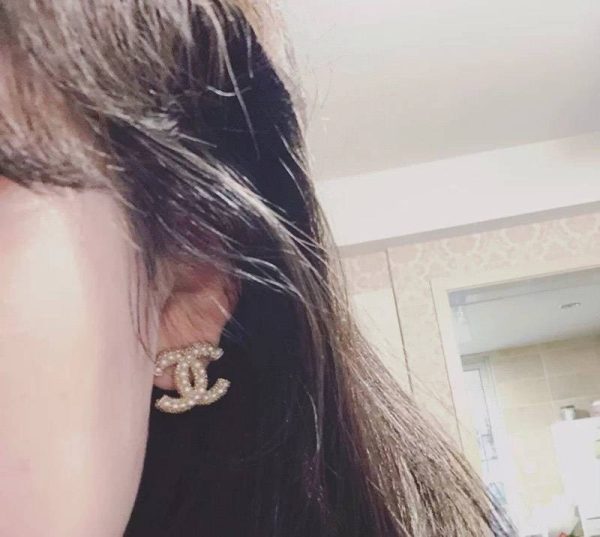 入手困難シャネル 偽物 CCロゴ レジン & ストラス ピアス she43849 - 画像 (5)