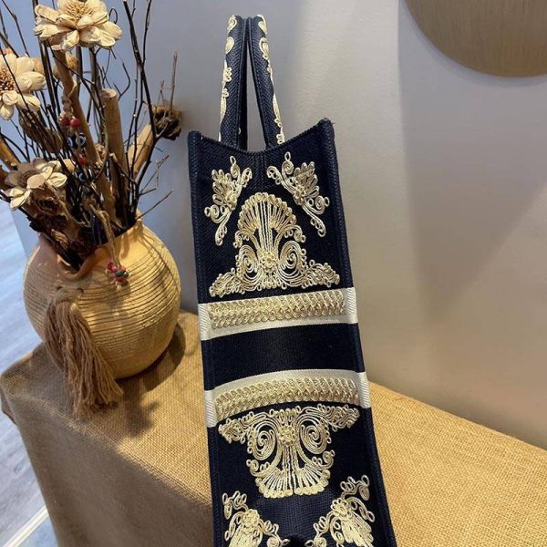 最安値挑戦ディオール ブックトート 偽物 ブルーの刺繍カーフスキン 2サイズ dey92412 - 画像 (2)