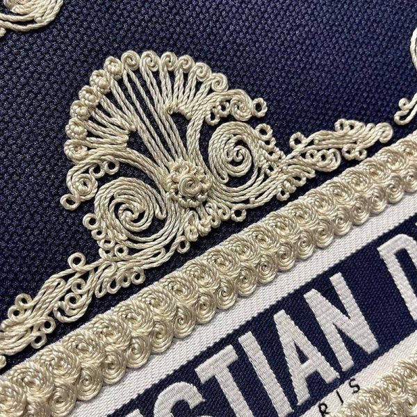 最安値挑戦ディオール ブックトート 偽物 ブルーの刺繍カーフスキン 2サイズ dey92412 - 画像 (9)