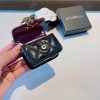 シャネル 偽物 airpodsケース レザーイヤホンケース 大きな金具ロゴ付き shc12412 - 画像 (3)