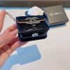 シャネル 偽物 airpodsケース レザーイヤホンケース 大きな金具ロゴ付き shc12412 - 画像 (5)