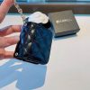シャネル 偽物 airpodsケース レザーイヤホンケース 大きな金具ロゴ付き shc12412 - 画像 (6)