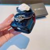シャネル 偽物 airpodsケース レザーイヤホンケース 大きな金具ロゴ付き shc12412 - 画像 (8)
