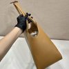 目を惹くカラー プラダ ラージ レザー トートバッグ pui21265 - 画像 (6)