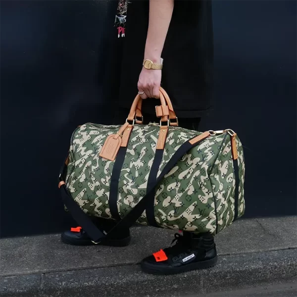 大人気！ルイヴィトン × 村上隆 モノグラモフラージュ キーポルバンドリエール55 偽物 m95774