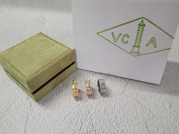 【限定カラー】【ヴァンクリーフ&アーペル】ペルレ クローバー リング ミディアム VCARO9LO00 - 画像 (2)