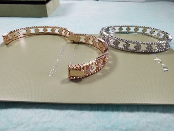 《大人気》ヴァンクリーフ&アーペル コピー スノーフレイク ブレスレットVCARO3RQ00 - 画像 (3)