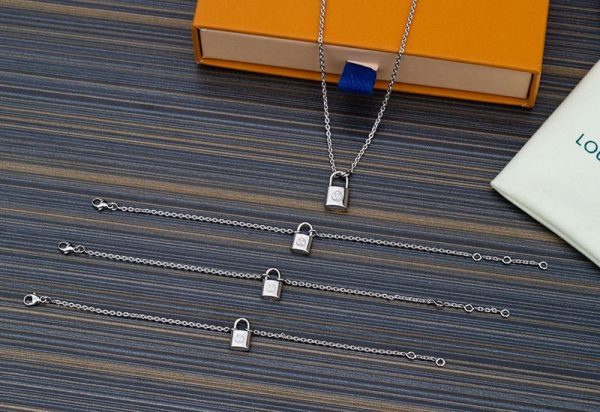 【日本未発売】ルイヴィトン パンダンティフ 偽物 シルバーロックイット ネックレス Q93559 - 画像 (2)
