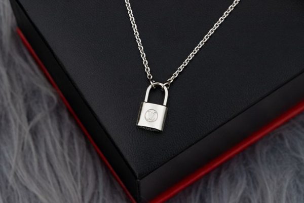 【日本未発売】ルイヴィトン パンダンティフ 偽物 シルバーロックイット ネックレス Q93559 - 画像 (4)