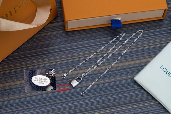 【日本未発売】ルイヴィトン パンダンティフ 偽物 シルバーロックイット ネックレス Q93559 - 画像 (7)