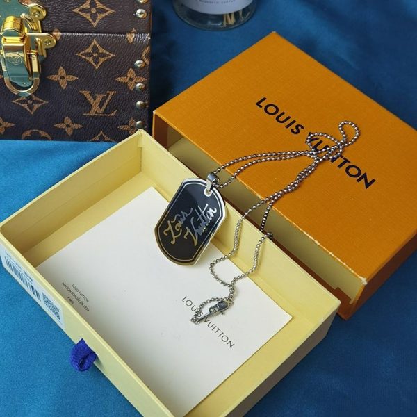 日本未入荷ルイヴィトン ペンダントシグネチャーLV 偽物 ネックレス M00321 - 画像 (5)