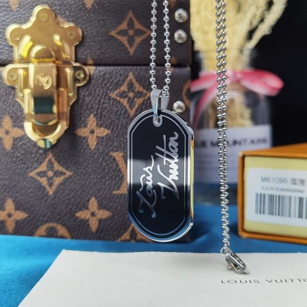 日本未入荷ルイヴィトン ペンダントシグネチャーLV 偽物 ネックレス M00321 - 画像 (7)