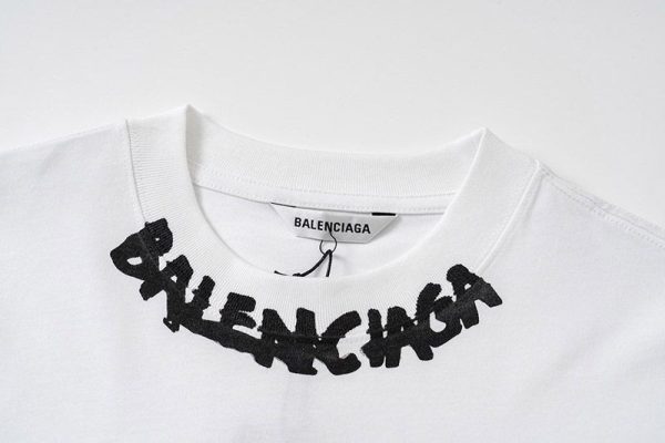 人気急上昇バレンシアガ 偽物 ネックラインにプリントロゴ Tシャツ baj43540 - 画像 (6)