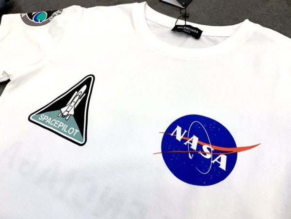 送料込バレンシアガ  × NASA 偽物 スペース ロゴ Tシャツ ホワイト bah41099 - 画像 (2)