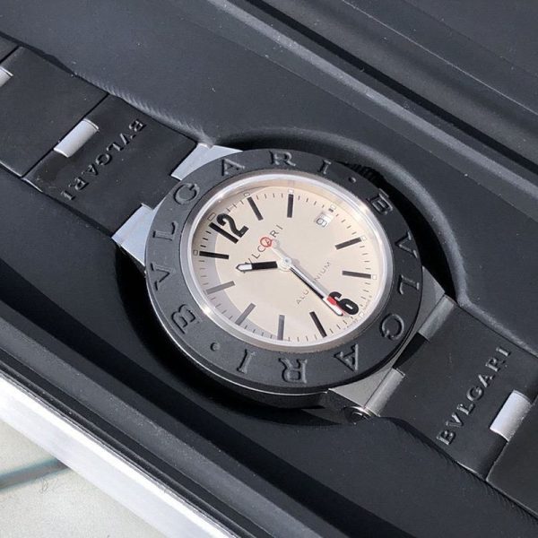 大人気♪女子が選ぶ♪ブルガリ 時計 アルミニウムウォッチ コピー 39mm 3色 Bum73565 - 画像 (11)