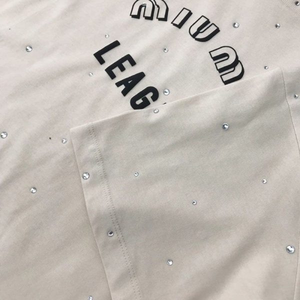 春夏新作ミュウミュウ Leagueロゴ入りのアイコニックなTシャツ コピー mye90148 - 画像 (5)