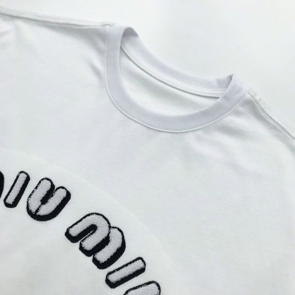 超話題!ミュウミュウ 偽物 Leagueロゴ入りのアイコニックなTシャツ myu24874 - 画像 (3)