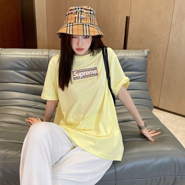 人気急上昇最強コラボ シュプリーム × バーバリー ボックスロゴTシャツ 偽物 She85649 - 画像 (2)