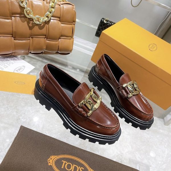 大人気！TODS 偽物 レディース ローファー レザー ロゴ入りメタル toh92885 - 画像 (2)