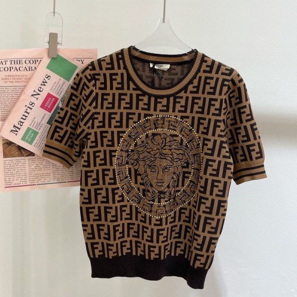 入手困難フェンディ×ヴェルサーチェ フェンダーチェ 偽物 FFロゴ プリント Tシャツ feg02527 - 画像 (2)
