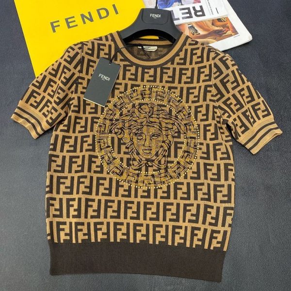 入手困難フェンディ×ヴェルサーチェ フェンダーチェ 偽物 FFロゴ プリント Tシャツ feg02527 - 画像 (3)