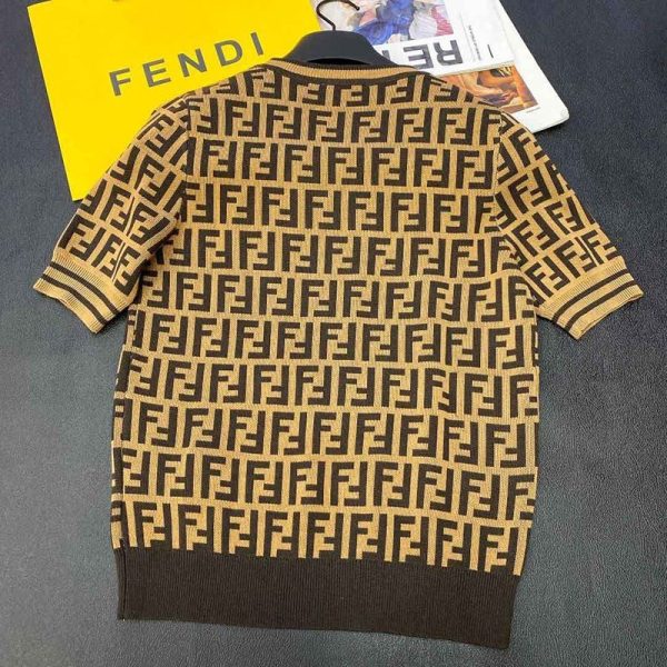 入手困難フェンディ×ヴェルサーチェ フェンダーチェ 偽物 FFロゴ プリント Tシャツ feg02527 - 画像 (4)
