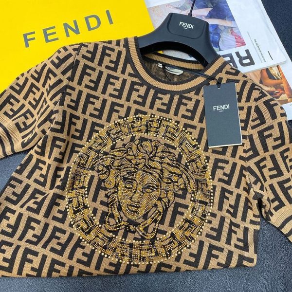 入手困難フェンディ×ヴェルサーチェ フェンダーチェ 偽物 FFロゴ プリント Tシャツ feg02527 - 画像 (5)