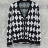 人気急上昇 トムブラウン コピー クラシック Vネック カシミアカーディガン toz08389 - 画像 (3)