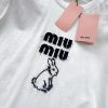 最安値挑戦 ミュウミュウ 刺繍入りコットンTシャツ 偽物 myl63098 - 画像 (5)