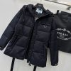 激安価格！プラダ 偽物 ロゴプレート付きバイカラーダウンジャケット pun25325 - 画像 (4)