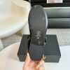 24A シャネル CC メリージェーン バレエシューズ 偽物 チャームが可愛いストラップ G45778 - 画像 (6)